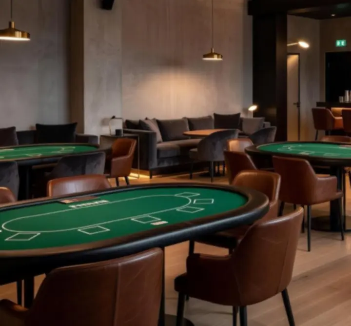 Stylowe, nowoczesne wnętrze baru KivoLive z pokerowymi stołami